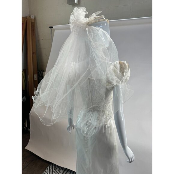 Vintage Lace Bridal Veil With Wired Hem & Pearl Headband main image 10